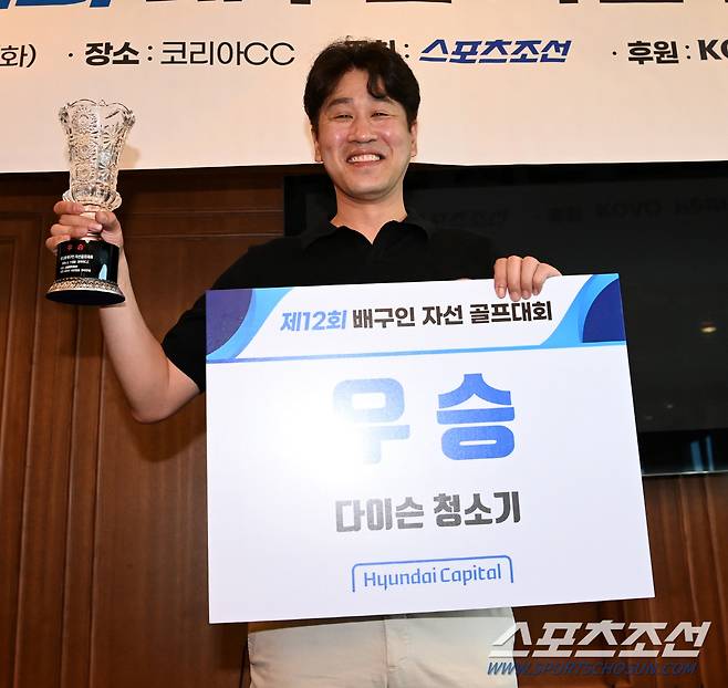 11일 경기도 기흥 코리아CC에서 열린 '제12회 배구인 자선골프대회'에서 수상자들이 트로피와 함께 포즈를 취하고 있다. 우승을 차지한 김종민 한국도로공사 감독이 트로피와 포즈를 취하고 있다. 기흥=허상욱 기자wook@sportschosun.com/2024.06.11/