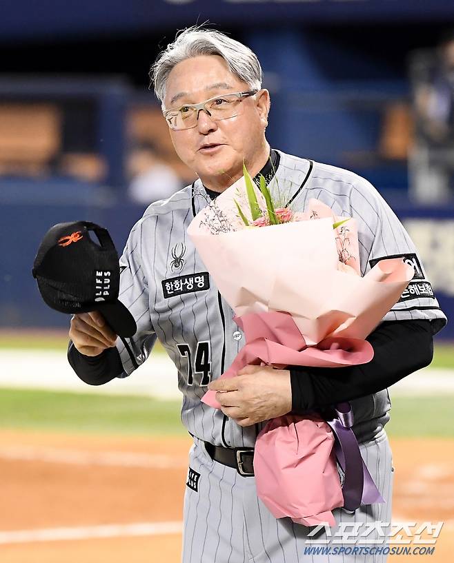 환호하는 관중을 향해 모자를 벗고 인사하는 김 감독