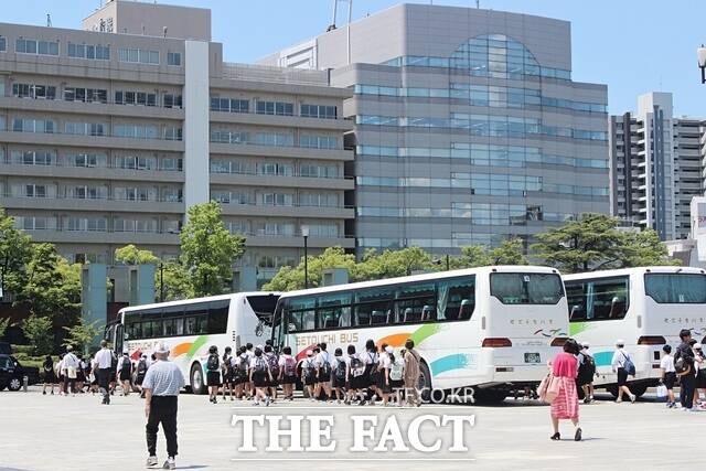 평화기념자료관에는 평일임에도 일본 각지에서 수학여행을 온 학생들로 넘쳐났다. 학생들의 필수 견학 코스로 보였다. 사진은 7일 평화기념자료관을 찾은 학생들의 모습. / 히로시마 = 나윤상 기자