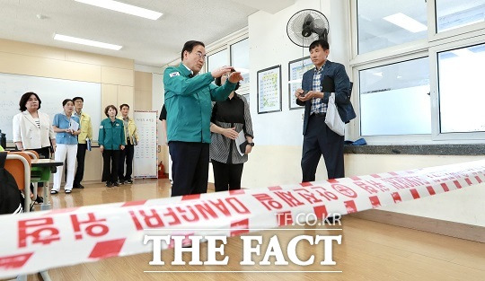 서거석 교육감이 12일 부안에서 발생한 지진으로 피해를 본 학교를 찾아 지진 피해 상황을 점검하고 복구 대책을 논의했다./전북교육청