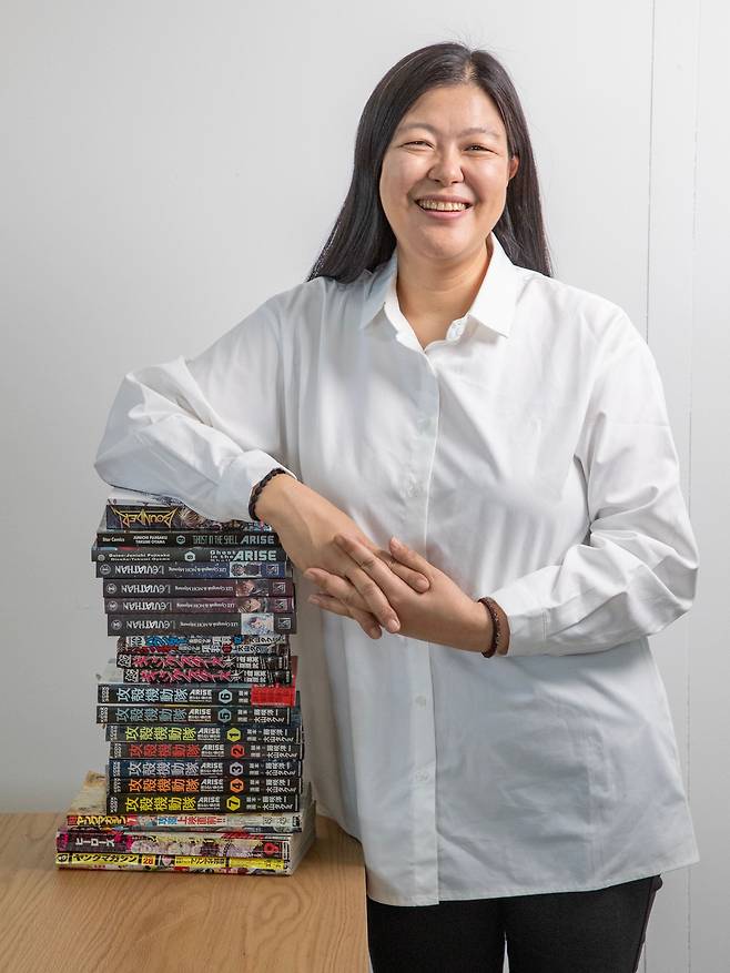 노미영 만화가가 경기 부천 춘의동 작업실에서 일본에서 연재한 만화 ‘갱스터즈’ ‘공각기동대 어라이즈’ 단행본과 그의 만화가 연재된 각종 잡지 등을 쌓아 올렸다. /이태경기자