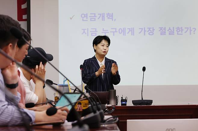 국민의힘 윤희숙 전 의원이 지난 6일 서울 여의도 국회 의원회관에서 국민의힘 소장파 모임인 첫목회가 주최한 초청강연에서 '연금개혁, 국민의힘이 사활을 걸어야 하는 이유'라는 주제로 강연하고 있다. /연합뉴스