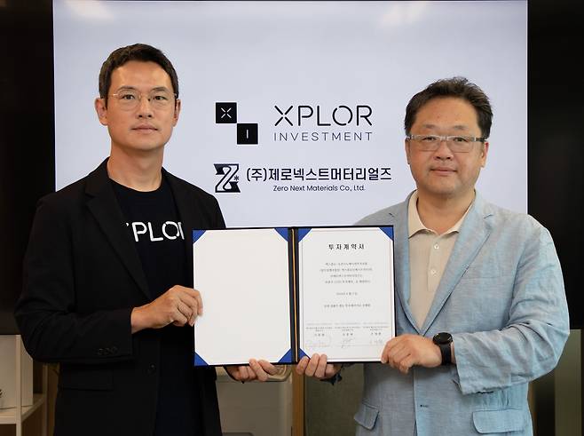 제로넥스트머터리얼즈 분사 후 GS건설 CVC 자회사인 엑스플로인베스트먼트를 통해 투자 유치를 받고 제로넥스트머터리얼즈 류종현 CEO(오른쪽), 엑스플로인베스트먼트 이종훈 대표가 기념사진 촬영을 하고 있다. /GS건설 제공