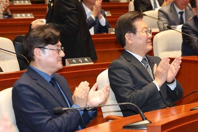 이재명 더불어민주당 대표와 홍익표 원내대표가 2일 오후 서울 여의도 국회에서 열린 민주당 의원총회에서 박수치고 있다. ⓒ뉴시스