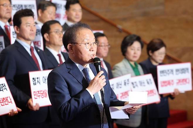 윤재옥 국민의힘 당대표 권한대행 겸 원내대표가 2일 국회 본회의에서 '채상병 사망사건 수사외압 의혹 특별검사법'이 더불어민주당에 의해 일방 상정되자, 본회의장에서 퇴장해 민주당 규탄대회를 진행하고 있다. ⓒ뉴시스