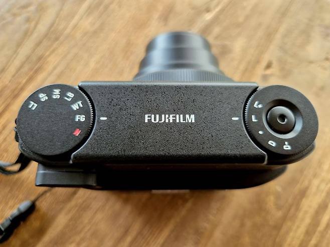 한국후지필름 아날로그 카메라 '인스탁스 미니99' 상단에 있는 컬러효과 다이얼(왼쪽)과 밝기 제어 다이얼. 사진=구자윤 기자