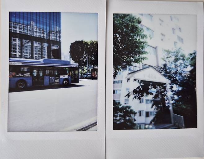 '인스탁스 미니99' 스포츠 모드로 달리는 시내버스를 찍은 모습(왼쪽)과 아파트 현관문 부근과 전경을 이중 노출 모드로 촬영한 결과물. 사진=구자윤 기자