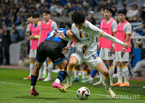 홍시후(왼쪽, 인천유나이티드), 문민서(오른쪽, 광주FC). 서형권 기자