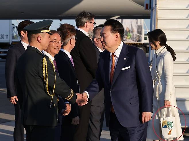 북대서양조약기구(NATO·나토) 정상회의에 참석하는 윤석열 대통령과 김건희 여사가 지난해 7월10일 오후(현지시각) 리투아니아 빌뉴스 국제공항에 도착, 전용기인 공군 1호기에서 내린 뒤 영접객들과 인사하고 있다. 윤운식 선임기자 yws@hani.co.kr