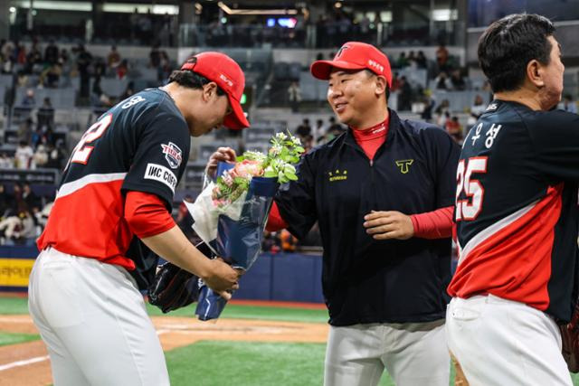 지난 4월 24일 이범호 KIA 감독에게 최연소 통산 100세이브를 축하받고 있는 정해영(왼쪽). KIA 제공