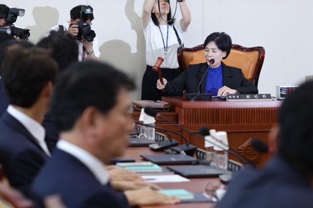 최민희 과학기술정보방송통신위원장이 11일 서울 여의도 국회에서 열린 제415국회 임시회 제1차 과학기술정보방송통신위원회 전체회의에서 회의를 산회하고 있다. 뉴시스