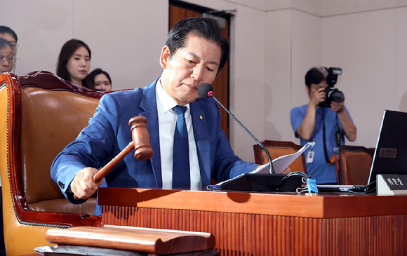 정청래 국회 법사위원장이 12일 오후 서울 여의도 국회에서 열린 법제사법위원회 첫 전체회의에서 의사봉을 두드리고 있다. 이날 국민의힘은 제22대 국회 원구성 관련 결정에 항의하며 회의에 불참했다. 2024.06.12. [사진=뉴시스]