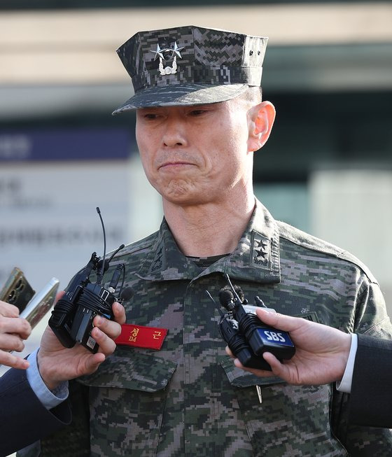 당초 해병대수사단은 임성근 전 해병대 수사단장 등에 과실치사 혐의를 적용해 관련 기록을 경찰에 이첩했다. 하지만 이 기록이 회수된 이후 국방부 조사본부 재조사를 거쳐 임 전 사단장은 과실치사 혐의자에서 제외됐다. 연합뉴스