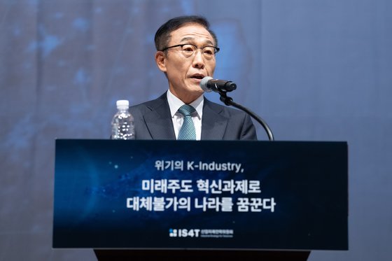 김기남 한국공학한림원 회장이 ‘IS4T(Industrial Strategy for Tomorrow)포럼’ 개회사를 하고 있다. 사진 공학한림원