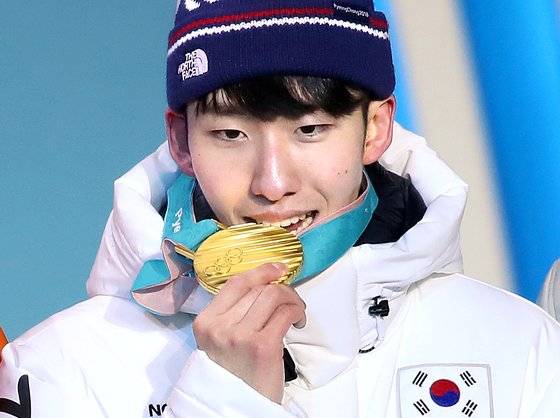 지난 2018년 2월 11일 2018 평창동계올림픽 쇼트트랙 남자 1,500m에서 한국에 첫 금메달을 안긴 임효준이 강원도 평창 올림픽 메달플라자에서 열린 시상식에서 금메달을 깨물고 있다. 연합뉴스