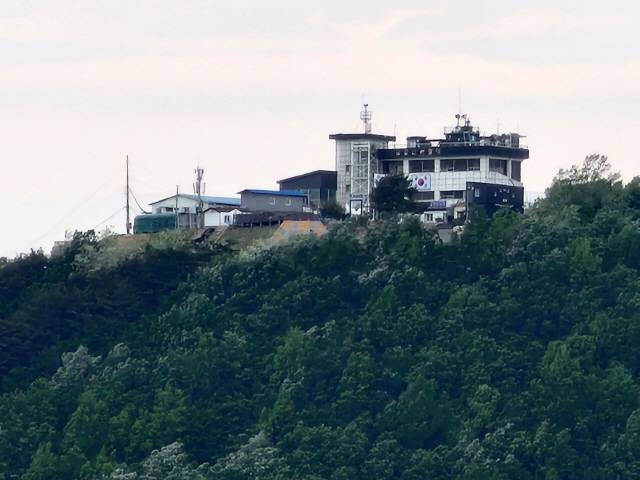 ▲ 최근 북한의 오물풍선 살포와 남측의 대북 확성기 재개 등으로 남북 긴장이 최고조에 이르고 있다. 사진은 11일 동해안 최북단 고성 현내면 통일전망대에서 바라본 금강산 전망대 모습. 전인수