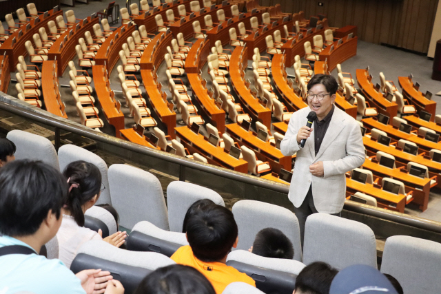 ▲ 권성동 국회의원이 11일 국회에서 강릉 운양초등학교 학생들에게 국회와 의회민주주의를 소개하고 있다. 사진/권성동 국회의원실 제공