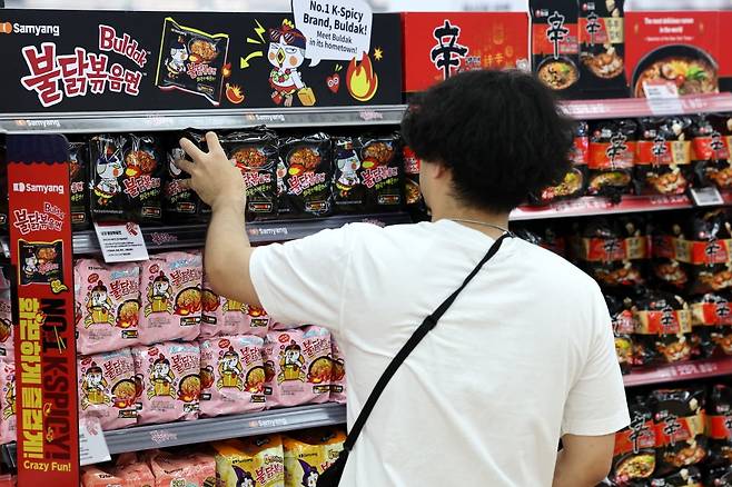 서울의 한 대형마트에서 외국인관광객이 라면을 구입하고 있다. 사진=뉴스1