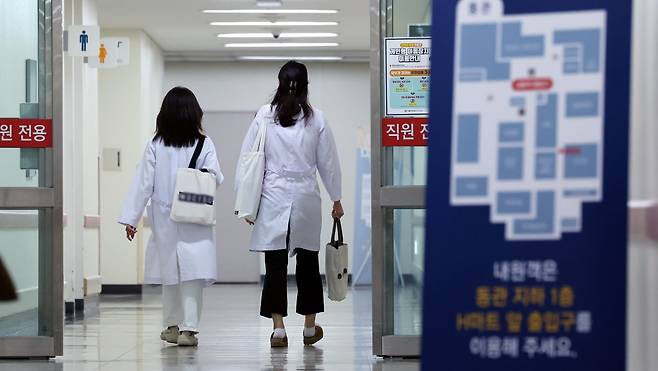 지난 11일 서울 송파구 서울아산병원에서 의료진이 이동하고 있다. 서울대 의대·병원 교수들이 집단휴진을 결의한 후 주요 대학병원을 중심으로 휴진 움직임이 확산하고 있다./사진=뉴스1