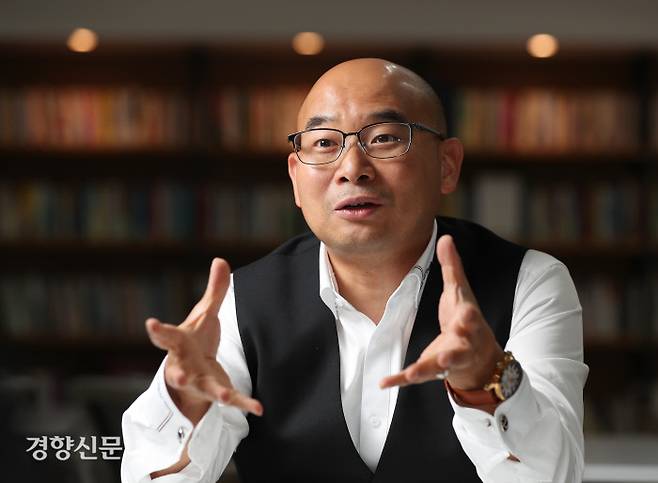 안창욱 광주과학기술원(GIST) 인공지능연구소장이 지난 4일 경향신문과의 인터뷰에서 AI가 바꿀 미래에 대해 이야기하고 있다. 정지윤 선임기자 color@kyunghyang.com