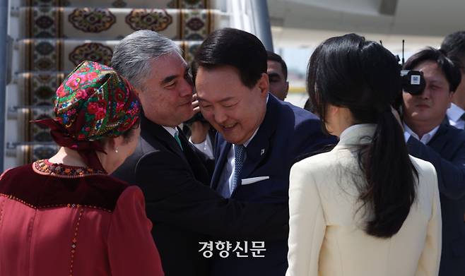 중앙아시아 3국을 국빈방문 중인 윤석열 대통령과 김건희 여사가 11일 첫 방문지인 투르크메니스탄 순방을 마치고 아시가바트 국제공항에서 투르크메니스탄 국가최고지도자 겸 인민이사회 의장인 구르반굴리 베르디무하메도프 전 대통령의 환송을 받고 있다. 김창길 기자