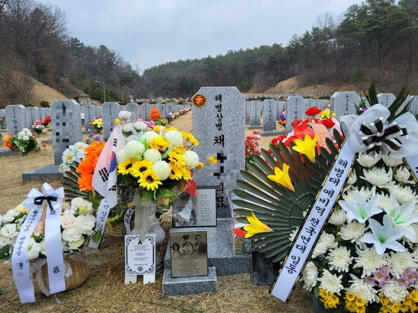 경북 예천에서 수해 실종자 수색을 하던 중 사망한 해병대 채모 상병의 국립대전현충원 묘소에 지난 1월2일 해병대예비역전국연대가 가져온 꽃들이 놓여 있다. 이날은 채 상병의 생일이었다. 해병대예비역전국연대 제공