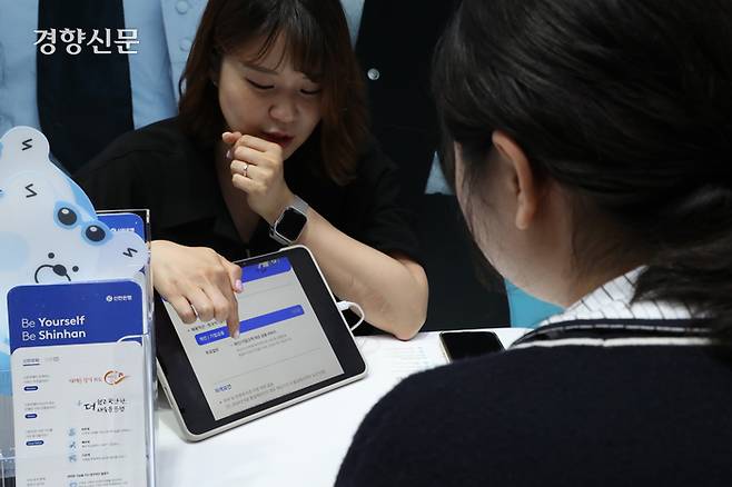 12일 경기 고양시 킨텍스에서 열린 대한민국 고졸 인재 채용 박람회를 찾은 학생이 채용 설명을 듣고있다.