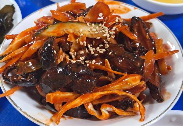 숙회가 내키지 않을 때 야채와 무쳐서 새콤달콤하게 즐기는 군소무침.