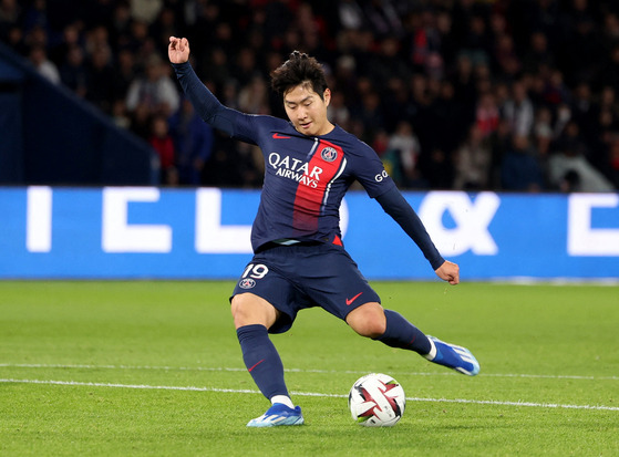 Paris Saint-Germain midfielder Lee Kang-in shoots during a Ligue 1 match against Montpellier at Parc de Prines in Paris, France on Nov. 3, 2023. [REUTERS/YONHAP]