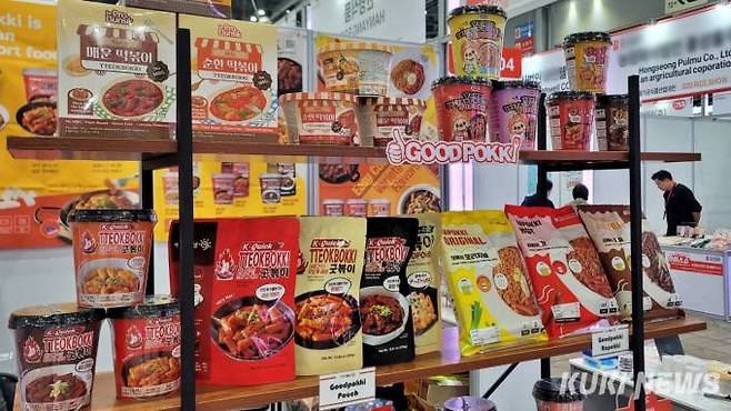 영문으로 ‘떡볶이’가 인쇄된 해외 수출용 제품들. 사진=김건주 기자