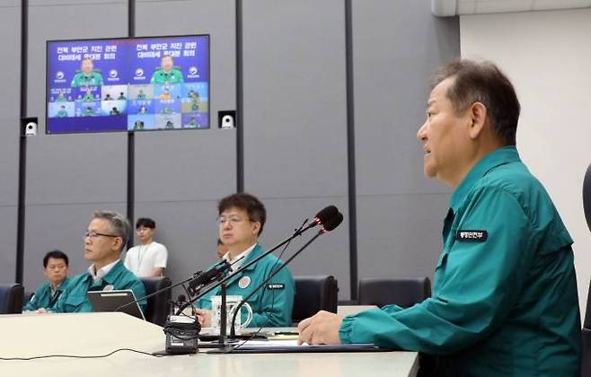  이상민 행정안전부 장관이 12일 오전 정부세종청사 중앙재난안전상황실에서 전북 부안군 남남서쪽 4km 지역에서 발생한 규모 4.8의 지진과 관련, 현황과 대비 태세를 점검하는 중앙재난안전대책본부 회의를 주재하고 있다.