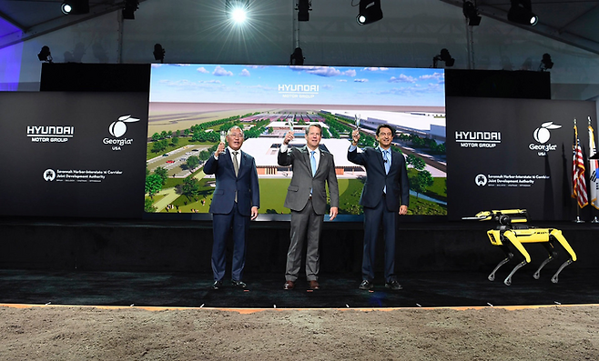 (From left) Hyundai Chairman Chung Eui-sun, Georgia Gov. Brian Kemp and Hyundai Global President Jose Munoz toasting during the S. Korean carmaker‘s groundbreaking ceremony for an electric vehicle-only plant in Bryan County, Georgia, on Oct. 25, 2022.