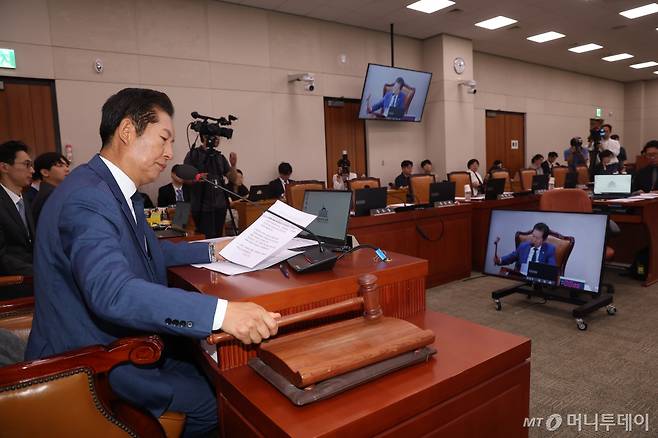 (서울=뉴스1) 김민지 기자 = 정청래 국회 법제사법위원회 위원장이 12일 오후 서울 여의도 국회에서 국민의힘 의원들이 불참한 가운데 열린 법사위 첫 전체회의에서 의사봉을 두드리고 있다.  이날 전체회의에서는 국민의힘 의원들 불참 속 '채상병 특검법'이 상정됐다. 2024.6.12/뉴스1  Copyright (C) 뉴스1. All rights reserved. 무단 전재 및 재배포,  AI학습 이용 금지. /사진=(서울=뉴스1) 김민지 기자