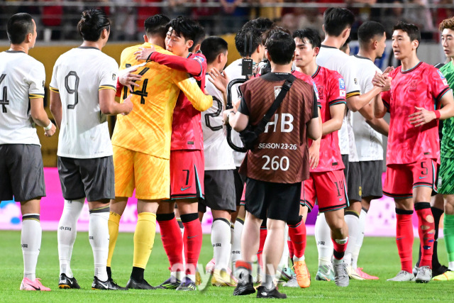 손흥민이 경기 종료 후 양팀 선수들이 인사를 나누면서 다시 한번 중국 왕 다레이 골키퍼를 안아주며 위로를 해주고 있다.