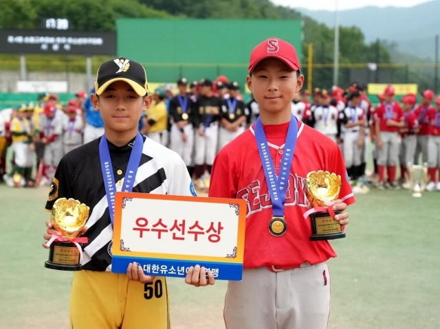 우수선수상을 받은 윤창훈(왼쪽)과 윤규빈. /대한유소년야구연맹 제공