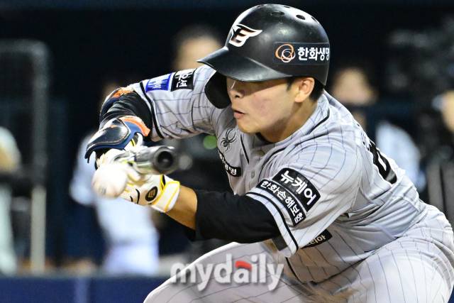 2024년 6월 12일 서울 잠실야구장에서 진행된 '2024 신한 SOL 뱅크 KBO 리그' 한화-두산의 경기.한화 문현빈이 3-3 동점이던 9회초 1사 1,3루에서 두산 이병헌을 상대로 스퀴즈 번트를 시도하고 있다./잠실=곽경훈 기자 kphoto@mydaily.co.kr
