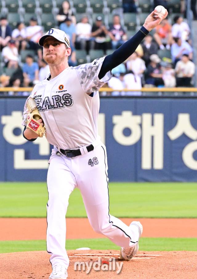 2024년 6월 12일 서울 잠실야구장에서 진행된 '2024 신한 SOL 뱅크 KBO 리그' 한화-두산의 경기.두산 선발 브랜든이 역투를 펼치고 있다./잠실=곽경훈 기자 kphoto@mydaily.co.kr