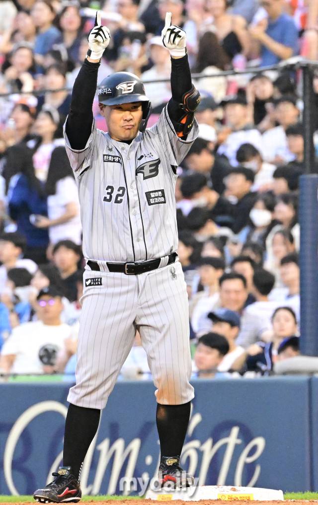 2024년 6월 12일 서울 잠실야구장에서 진행된 '2024 신한 SOL 뱅크 KBO 리그' 한화-두산의 경기.한화 이재원이 4회초 무사 2루에서 적시타를 때린 뒤 세리머니를 펼치고 있다./잠실=곽경훈 기자 kphoto@mydaily.co.kr