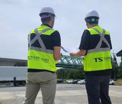 [서울=뉴시스]한국교통안전공단 직원들이 지난달 27일 대구산업선 제1,2공구(T/K구간)을 대상으로 '설계단계 철도교통시설 안전진단'을 실시하는 모습. (사진=교통안전공단 제공) 2024.06.12. photo@newsis.com *재판매 및 DB 금지