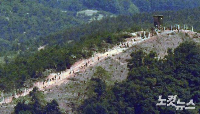 5일 오전 경기 파주시 오두산통일전망대에서 바라본 북한의 한 초소에서 북한군이 진지 공사를 하고 있다. 황진환 기자
