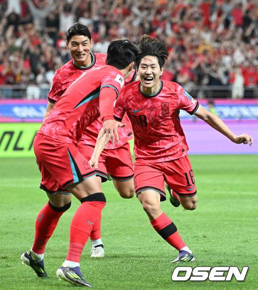 [OSEN=서울월드컵경기장, 이대선 기자] 중국이 예고했던 놀랄 일은 없었다. 한국이 무난하게 중국을 잡아내며 '공한증'&nbsp;역사를 이어갔다.김도훈 임시 감독이 이끄는 대한민국 축구대표팀은 11일 오후 8시 서울월드컵경기장에서 열린 2026 국제축구연맹(FIFA) 북중미 월드컵 아시아 2차 예선 C조 6차전에서 중국을 1-0으로 꺾었다.후반 대한민국 이강인이 선제골을 성공시키고 환호하고 있다. 2024.06.11 /sunday@osen.co.kr