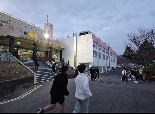 ▲전북자치도 부안군에서 12일 오전 8시 26분에 지진이 발생한 후 인근 학교 학생들이 대피하고 있다. ⓒ