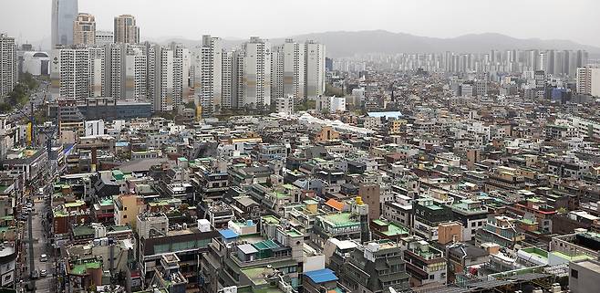 서울시 송파구 잠실새내역 인근의 모습. 잠실 아파트 단지 인근에 비아파트 저층 주거지가 넓게 위치해 있다. ⓒ시사IN 이명익