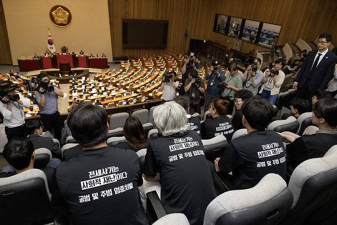 5월28일 국회 본회의장에서 전세사기 피해자들이 전세사기 특별법 개정안 처리를 지켜보고 있다.ⓒ시사IN 조남진