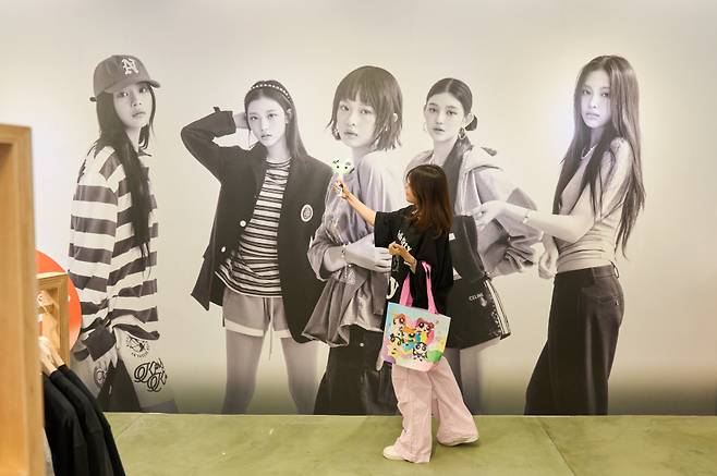 라인프렌즈 스퀘어 신사에서 오는 17일까지 열리는 뉴진스 How Sweet POP-UP의 모습 ⓒIPX 제공