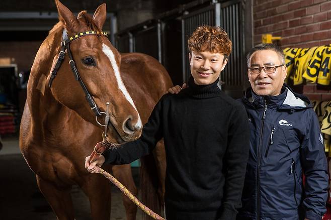 이혁 기수(왼쪽)과 아버지 이희영 조교사 사진｜한국마사회 사진｜한국마사회