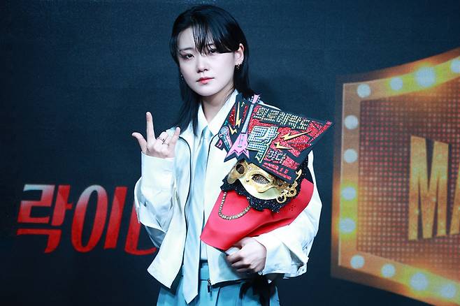 밴드 터치드의 보컬 윤민이 12일 오후 서울 마포구 엠피엠지에서 열린 기자간담회에서 포즈를 취하고 있다. 연합뉴스