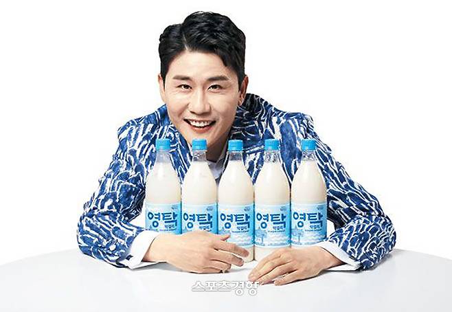 가수 영탁과 영탁 막걸리. 예천양조 제공