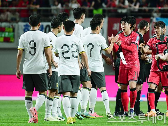 중국 선수단을 격려하는 손흥민 / 사진=권광일 기자