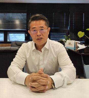 김영재 청계지역주택조합장이 서울 성동구 마장동 조합사무실에서 인터뷰 중이다.(사진=전재욱 기자)